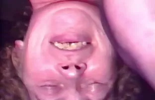 XXX ఒక యువ వ్యక్తి చేస్తుంది nice అమ్మాయి నాలుక