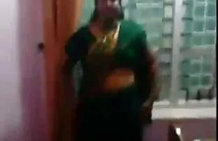 XXX విభాగం భర్త నిద్రిస్తున్న భార్య మరియు ఇబ్బంది పెట్టాడు ఆమె నోరు మరియు పుస్సీ తన పెద్ద మొడ్డ