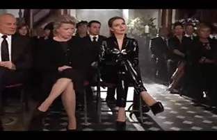 XXX తెలుపు ఆత్మవిశ్వాసం కుట్టిన నోరు మరియు పుస్సీ బ్లాక్ మహిళ