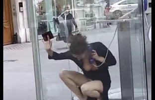 XXX అద్భుతమైన అమ్మాయి సెక్సీ దుస్తులు సక్స్ దీర్ఘ పురుషాంగం యొక్క వ్యక్తి మరియు Fucks తో అతనికి