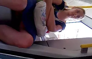 XXX నిర్వాహకుడు గూడీస్ ద్రొక్కి ఒక మొడ్డ నల్లటి జుట్టు గల స్త్రీని అందమైన milkings