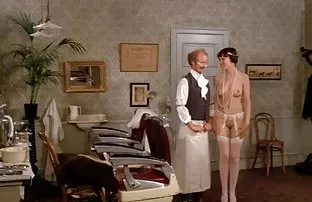 XXX యువ అందగత్తె నెమ్మదిగా వస్త్రాలు మరియు caressed ఆమె