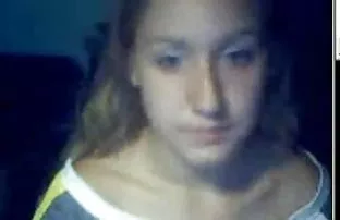 XXX వ్యక్తి పడుతుంది నగ్నంగా పడుకునే రాగి న కెమెరా మరియు మెరుగులు ఆమె Tits మరియు పుస్సీ