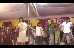 XXX వ్యక్తి పరీక్షలు డాక్టర్ లేదో తన అందమైన అమ్మాయి కన్య