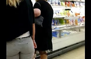 XXX వాసి జారీ మంచం మీద నిపుల్ యువ