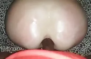 XXX బ్లాక్ Fucks outrageously జుట్టుతో పూకు తెలుపు