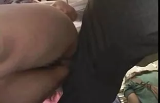 XXX మంచం మీద యువ తిరుగుబోతు ఇబ్బంది పెట్టాడు ప్రియురాలు పురుషాంగము వంటి పరికరము