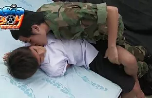 XXX నలుపు వ్రేలాడుదీస్తారు లో ముడ్డి తెలుపు నల్లటి జుట్టు గల స్త్రీని