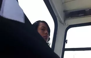 XXX ఆకలి పుట్టించే నల్లటి జుట్టు గల స్త్రీని దీర్ఘ మరియు చాలా ఉద్రేకంతో Fucks తో బెడ్ లో ఆమె భర్త