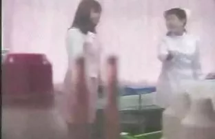 XXX నర్స్ సహాయపడింది ఆమె స్నేహితుడు సెక్స్ కలిగి మొదటి సారి