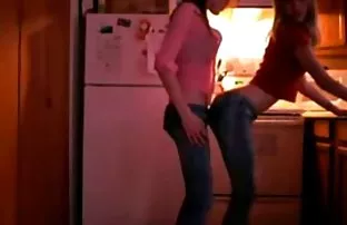 XXX మంచి పరిపక్వ Fucks యువతి