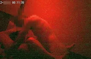 XXX స్వీట్ నల్లటి జుట్టు గల స్త్రీని jerks off a గై యొక్క డిక్ కెమెరా