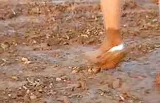 XXX తండ్రి Fucks సంకరమైన స్లిమ్ స్నేహితుడు ఆమె కుమారుడు గొరుగుట వచ్చింది పూకు