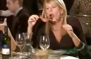 XXX భార్య సెక్సీ లోదుస్తులు లో దయచేసి ఆమె భర్త