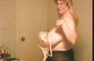 XXX నల్లటి జుట్టు గల స్త్రీని మరియు బ్లోండ్ నల్లటి జుట్టు గల స్త్రీని హాటీ