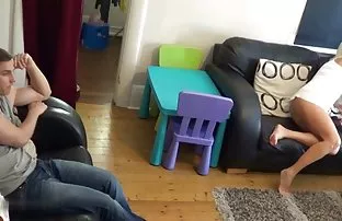 XXX తడి పతిత చూపిస్తుంది ఆమె యోని పూకు