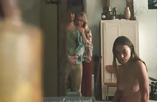 XXX లొంగినట్టి వ్యక్తి ఆనందించారు జుట్టుతో రెండు vaginas