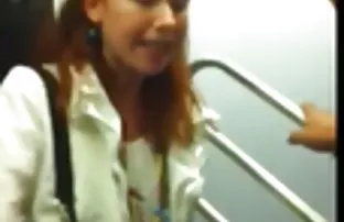 XXX వంపు సొంపు లతో నడుము నల్లటి జుట్టు గల స్త్రీని తో పోషిస్తుంది. ఆమె పూకు మీద కెమెరా