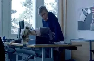 XXX ఇబ్బంది పెట్టాడు మధ్య బిగ్ వక్షోజాలను మక్కువ నల్లటి జుట్టు గల స్త్రీని