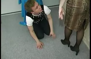 XXX పరిపక్వ Mademoiselle నుండి వచ్చింది. ఒక యువ ప్రేమికుడు