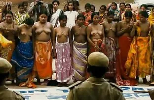 XXX చిరిగిపోవడానికి గాడిద యొక్క చిక్ తో అమ్మాయి జుట్టు పట్టుకుని ఉన్నప్పుడు నోటి