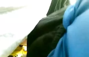 XXX Guy Fucks ఒక యువ ధాహంగా నల్లటి జుట్టు గల స్త్రీని క్యాన్సర్ బాత్రూమ్ లో