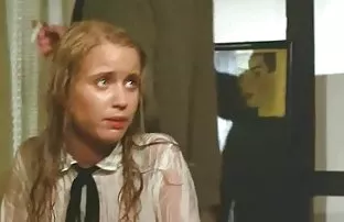 XXX యువ అమ్మాయి ఎలా cledet నాటిన ఒక పెద్ద బాకుతో