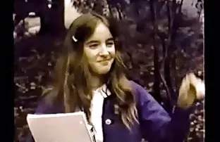 XXX సెక్సీ నల్లటి జుట్టు గల స్త్రీని అంగ ప్లగ్ Fucks తో బట్ట