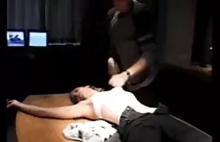 XXX బ్లాండ్ వేశ్య హార్డ్ ఇబ్బంది పెట్టాడు పెద్ద మొడ్డ