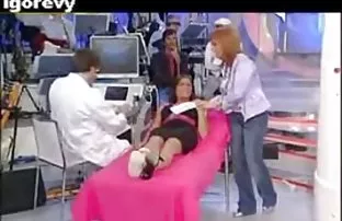 XXX Ottarabanil తన అందమైన ముదురు రంగు జుత్తు కుమార్తె