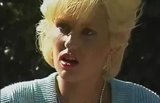 XXX బ్యూటీ వంటి బ్లాండ్ ఇబ్బంది పెట్టాడు