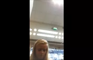 XXX తాగిన రష్యన్ మిల్ఫ్ వయోల ఇచ్చింది. ఆమె ఒక యువ వ్యక్తి ఒక పచ్చబొట్టు తో