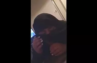 XXX యువ మహిళ యొక్క బంతుల్లో ఒక అనుకూలంగా ప్రియుడు